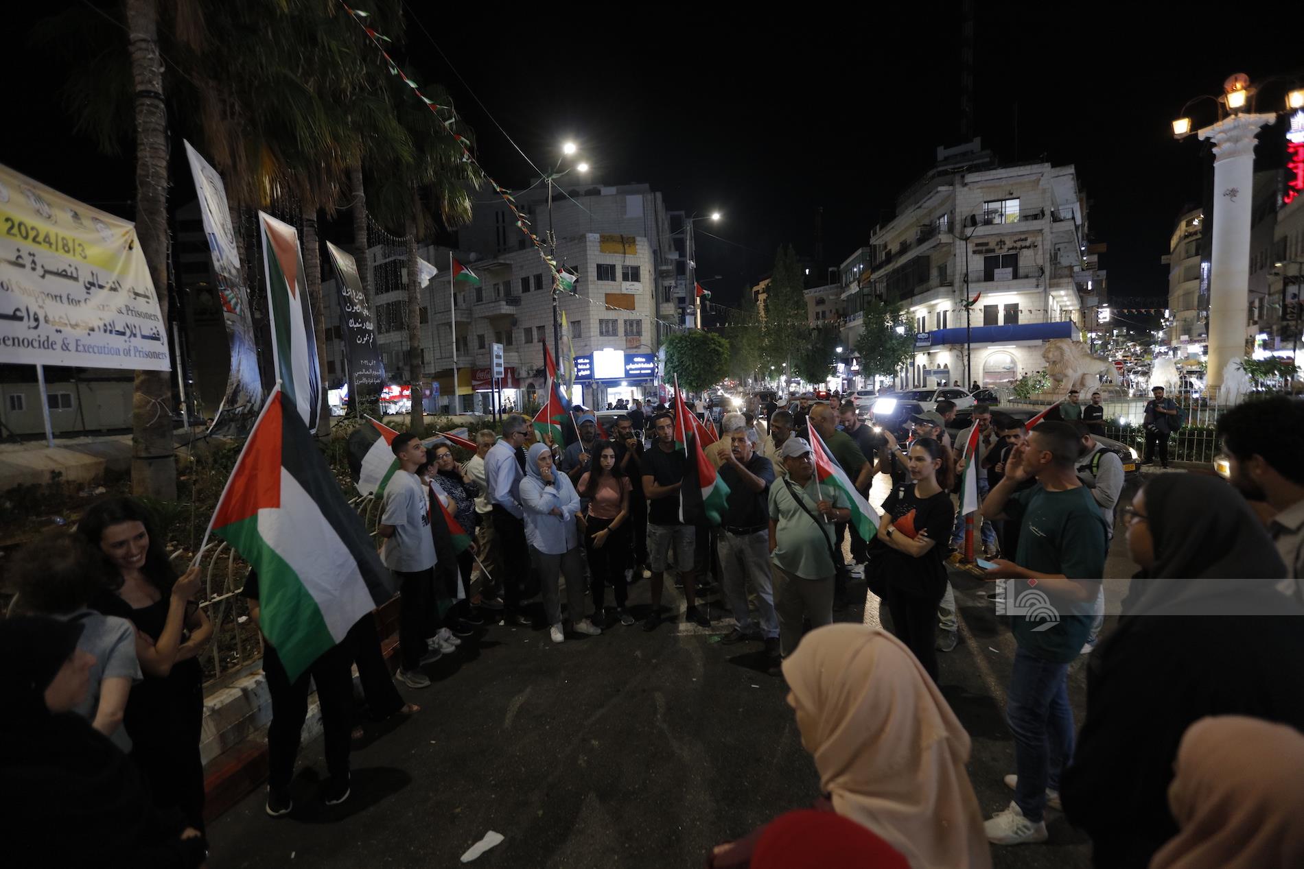 جانب من الوقفة والمسيرة في رام الله (تصوير: حمزة شلش/وفا)